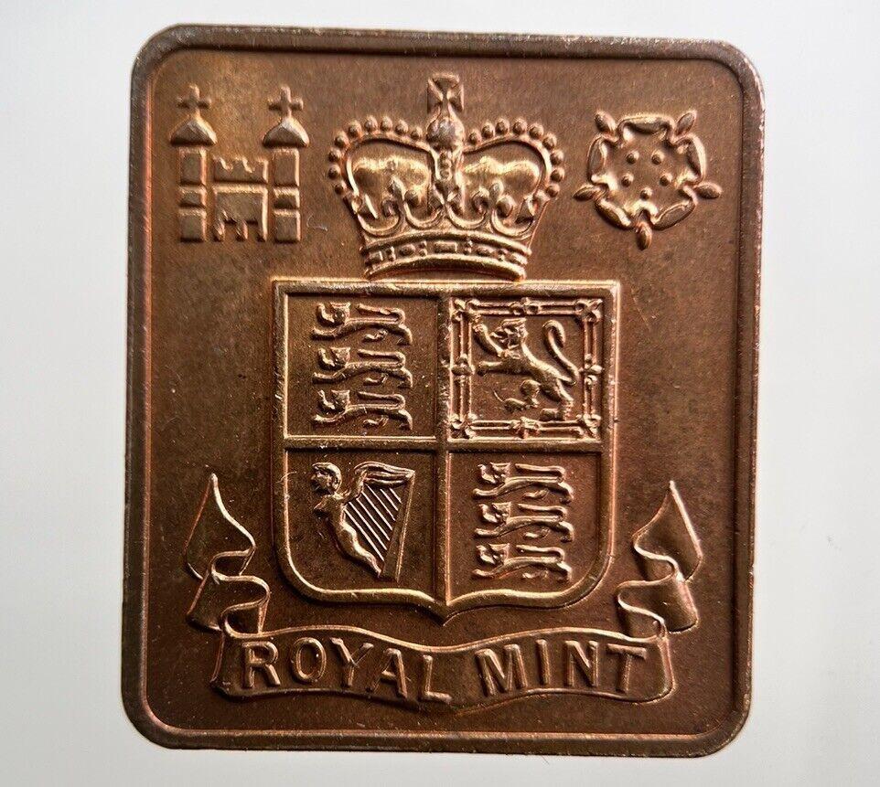 1974 Royal Mint Elizabeth II 2nd Medal Token Coin | Collectable Grade | a1989