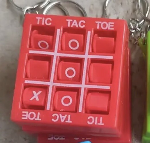 1 x Red Naughts & Crosses Game Puzzle Keyring Premium Keychain Gift UK